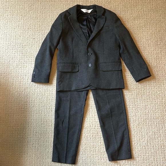 Boys gray suit - Picture 1 of 8